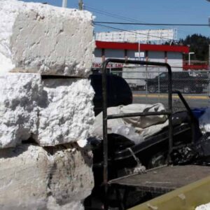 styrofoam déchiqueté et emballé dans un centre de recyclage