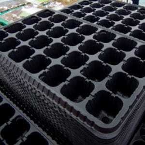 Bandejas de plástico vacías para el cultivo de plántulas