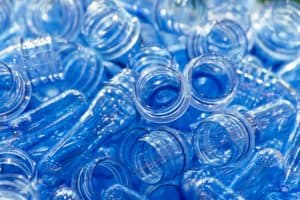 botellas de plástico PET azules en un montón listas para reciclar