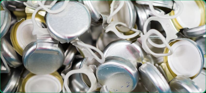 Una colección de latas de Vaselina de distintos tamaños y diseños, que muestran el icónico producto de vaselina.