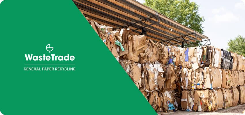Zařízení na recyklaci papíru společnosti WasteTrade s balíky připravenými k recyklaci.