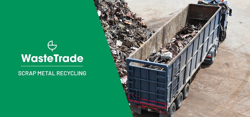Lastwagen, beladen mit Metallschrott zum Recycling