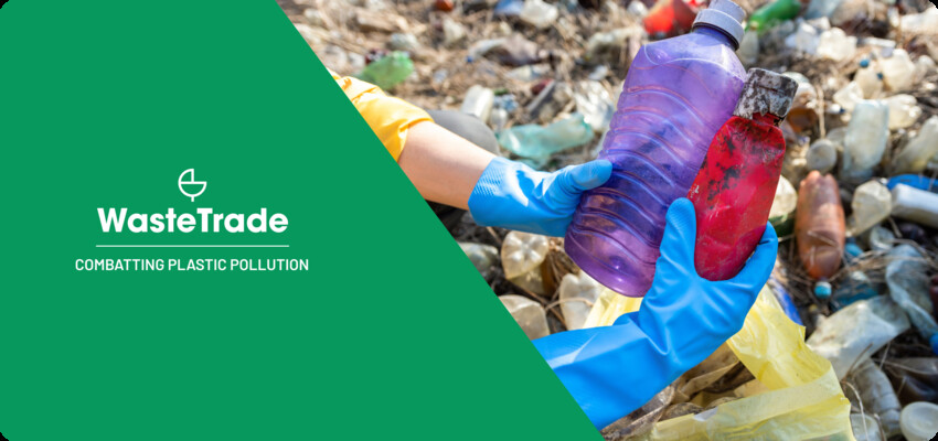 Ruka v rukavici držící znečištěnou plastovou láhev s překryvným textem "WasteTrade Combating Plastic Pollution".